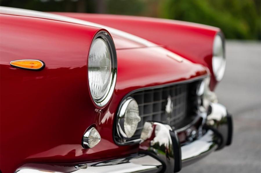 Детали экстерьера Ferrari 250 GT 2+2 Coupe (Series II) 1962 года  (фото 9 из 62)